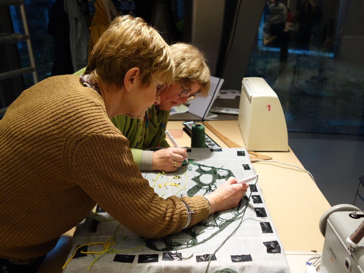 Werken aan wandkleed